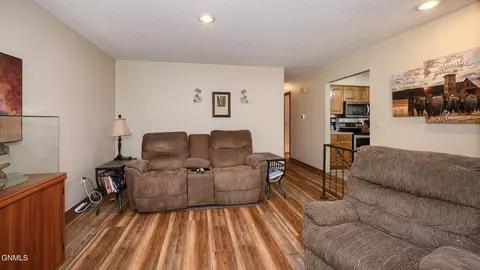 809 Johns Dr, Mandan, ND 58554 photo 3