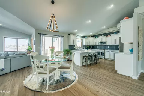 1901 Oregon Dr, Bismarck, ND 58503