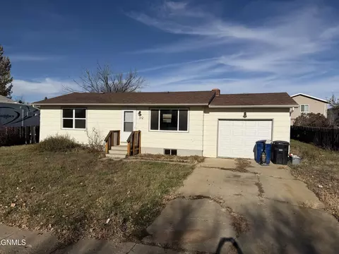 312 Ruby St, Dickinson, ND 58601