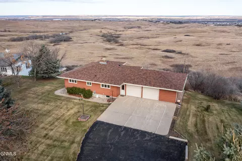 4004 Old Red Trl NW, Mandan, ND 58554