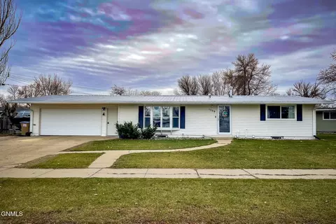 1709 5th Ave SW, Minot, ND 58701