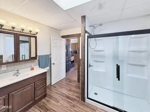 Bath - 306 Broadway W, Williston, ND 58801 photo 2 of 3