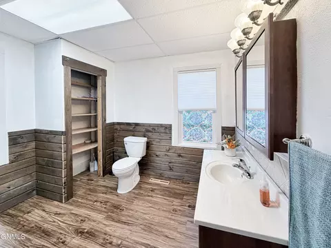 Bath - 306 Broadway W, Williston, ND 58801 photo 1 of 3