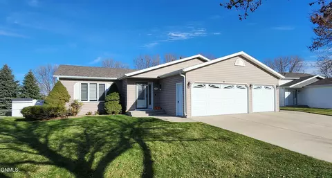 4416 Turnbow Ln, Bismarck, ND 58503