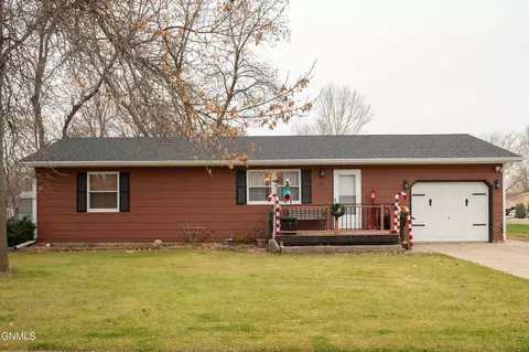 71 Stanley Dr, Lincoln, ND 58504