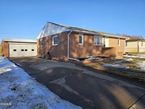 1454 2nd St S, Dickinson, ND 58601