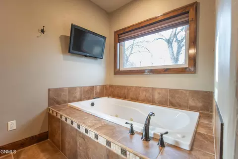 Bath - 806 Bruegger St, Alexander, ND 58831 photo 6 of 8