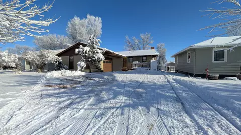 512 3rd St NE, Watford City, ND 58854