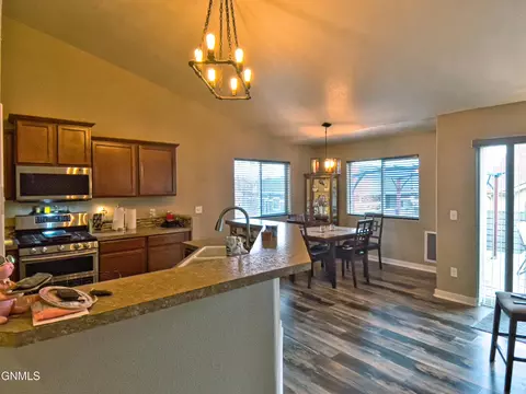 2805 25th St W, Williston, ND 58801 photo 21