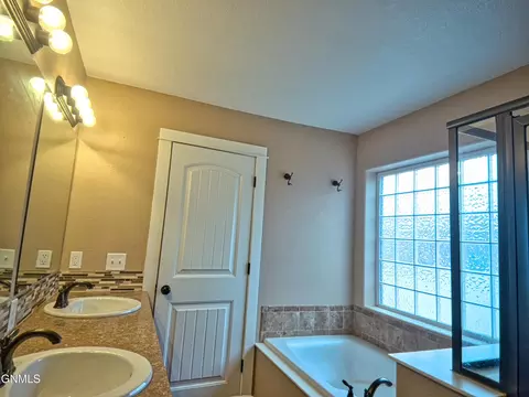 2805 25th St W, Williston, ND 58801 photo 39