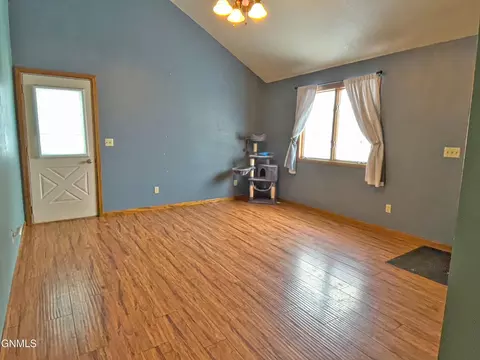 711 13th Ave W, Williston, ND 58801 photo 22