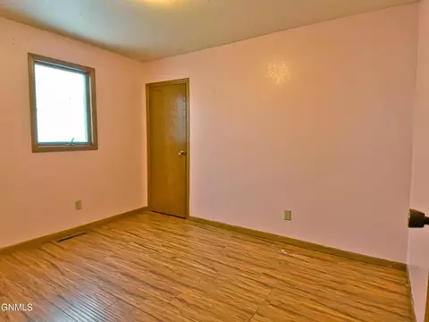 711 13th Ave W, Williston, ND 58801 photo 32