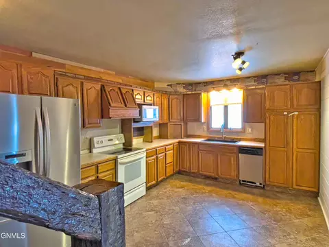 711 13th Ave W, Williston, ND 58801 photo 17