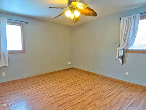 711 13th Ave W, Williston, ND 58801 photo 30