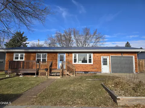 239 Carlson St, Dickinson, ND 58601
