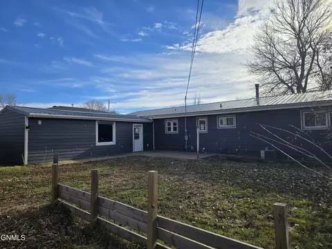 Exterior - 239 Carlson St, Dickinson, ND 58601 photo 3 of 4