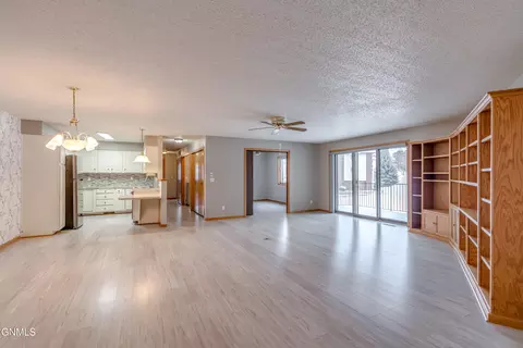 3305 Montreal St, Bismarck, ND 58503