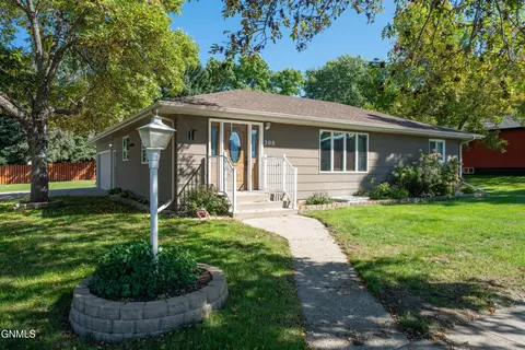 300 Saturn Dr, Bismarck, ND 58503