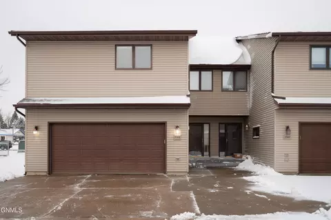2966 Ontario Ln, Bismarck, ND 58503