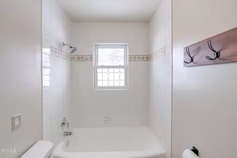 Bath - 1319 Mohawk St, Bismarck, ND 58501 photo 2 of 8