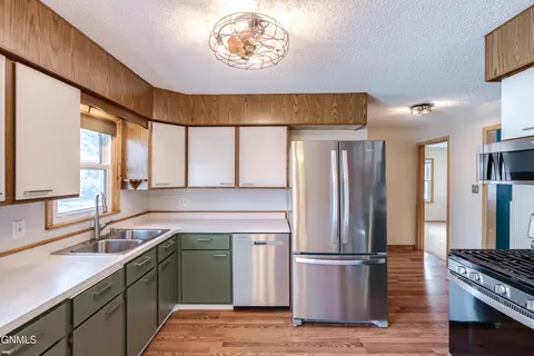 Kitchen - 1319 Mohawk St, Bismarck, ND 58501 photo 6 of 11