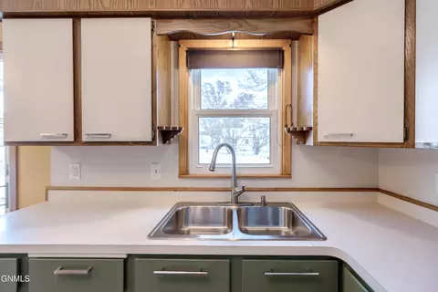 Kitchen - 1319 Mohawk St, Bismarck, ND 58501 photo 9 of 11