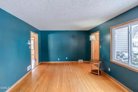 Living - 1319 Mohawk St, Bismarck, ND 58501 photo 4 of 6
