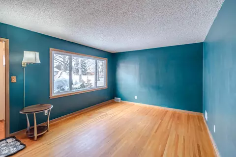 Living - 1319 Mohawk St, Bismarck, ND 58501 photo 2 of 6