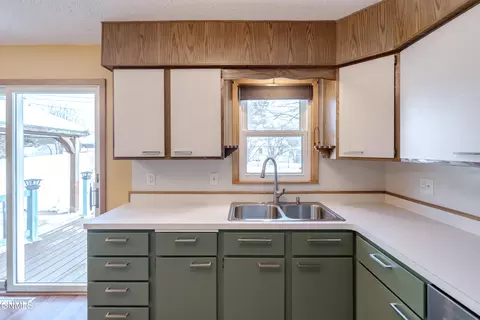 Kitchen - 1319 Mohawk St, Bismarck, ND 58501 photo 8 of 11