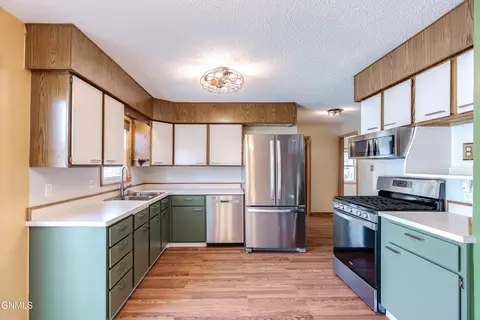 Kitchen - 1319 Mohawk St, Bismarck, ND 58501 photo 3 of 11