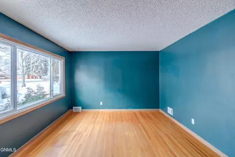Living - 1319 Mohawk St, Bismarck, ND 58501 photo 1 of 6