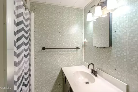 Bath - 1319 Mohawk St, Bismarck, ND 58501 photo 6 of 8