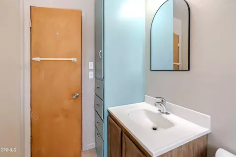 Bath - 1319 Mohawk St, Bismarck, ND 58501 photo 3 of 8