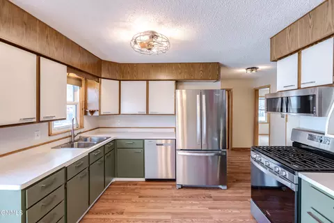 Kitchen - 1319 Mohawk St, Bismarck, ND 58501 photo 4 of 11