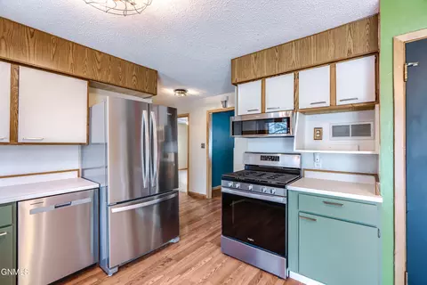 Kitchen - 1319 Mohawk St, Bismarck, ND 58501 photo 5 of 11