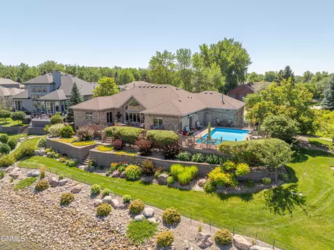 1524 Buccaneer Pl, Bismarck, ND 58504