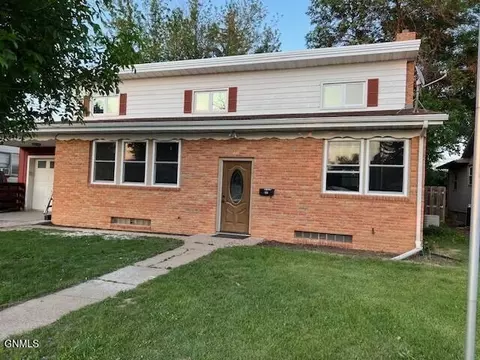 644 8th Ave W, Dickinson, ND 58601