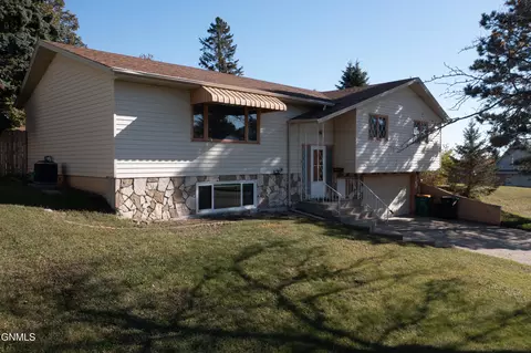 1135 N 26th St N, Bismarck, ND 58501