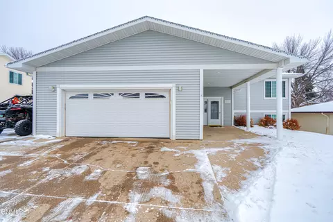 3206 Bitteroot Ave, Bismarck, ND 58503