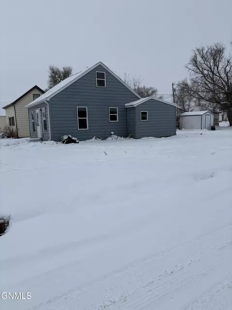 823 4th Ave W, Williston, ND 58801 photo 2
