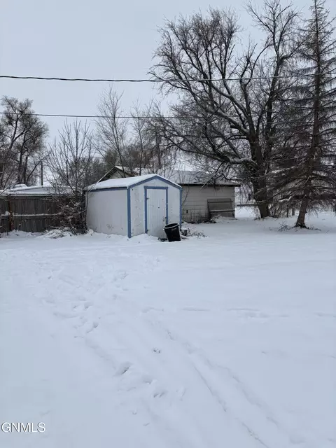 823 4th Ave W, Williston, ND 58801 photo 3