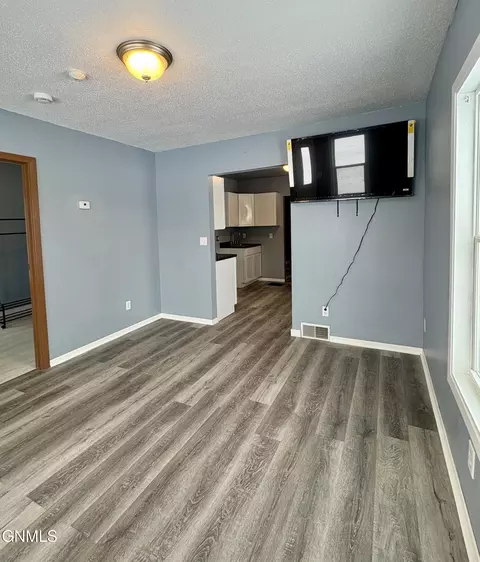 823 4th Ave W, Williston, ND 58801 photo 6