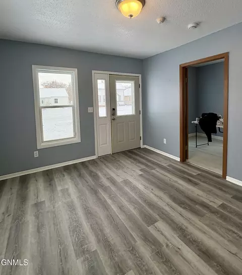 823 4th Ave W, Williston, ND 58801 photo 5
