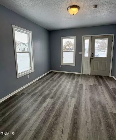 823 4th Ave W, Williston, ND 58801 photo 4