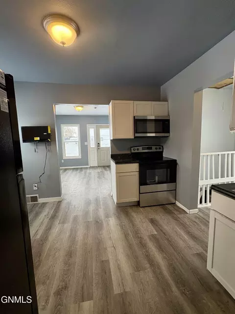 823 4th Ave W, Williston, ND 58801 photo 9