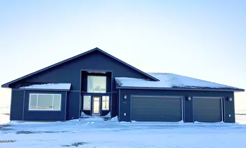 5081 Arrowhead Pl, Williston, ND 58801