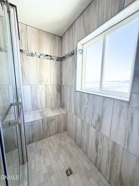 Bath - 5081 Arrowhead Pl, Williston, ND 58801 photo 4 of 7