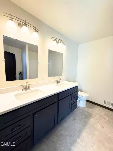 Bath - 5081 Arrowhead Pl, Williston, ND 58801 photo 6 of 7