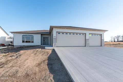5531 Holmes Dr, Bismarck, ND 58504