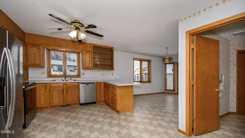 1401 4th Ave NE, Mandan, ND 58554 photo 8